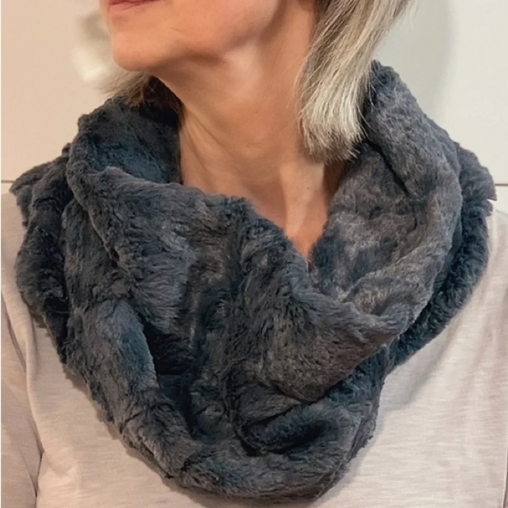 Anthropologie Women Elegant Ultra Soft and Warm Faux Fur Infinity Cowl Scarf